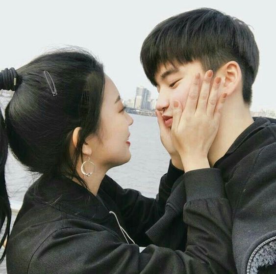 【暖男】vs 【渣男】:未来计划有没有你 真正的暖男在和你确立关系后,会主动透过日常细节,让你感觉「女友」的身份备受认同。例如谈及未来计划时都会把你囊括其中,也会经常和你提及对彼此未来生活的憧憬、迫切希望将你融入到自己的家庭和朋友圈子里。但渣男嘛,未来计划不是避而不谈,就是随口糊弄;此外最明显的渣男特征是,他几乎不会让你参与他的生活圈子,比如不介绍你给朋友家人认识,总是以「Timing不对」为借口...或许在你不知道的私底下,他还有除你之外别的追求目标或其他交往对象!