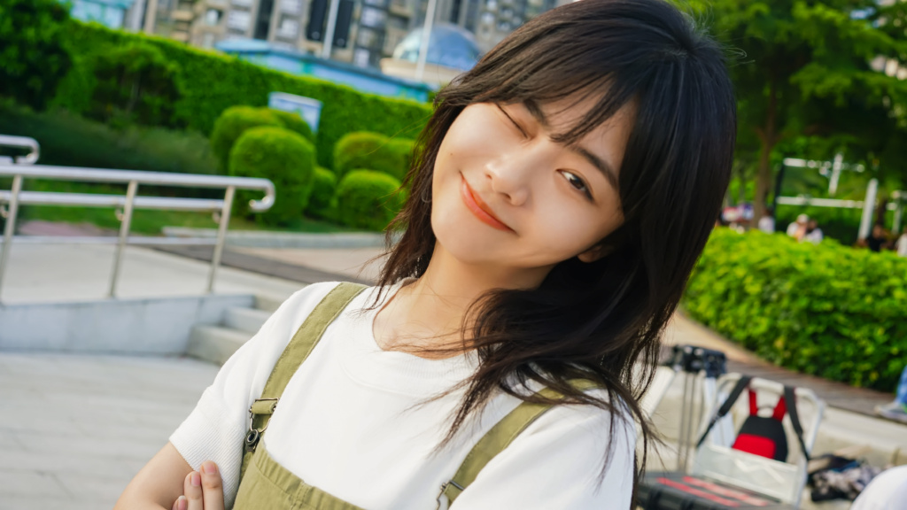 今年爆款作品一部接一部的童颜女神Seven谭松韵,超减龄外型演出《以家人之名》中小妹李尖尖一角,高中生造型也丝毫没有违和感!而且不说很多人可能不知道,她其实真实年龄已奔3,比剧中饰演大哥和小哥的宋威龙及张新成分别大了5岁和9岁呢~