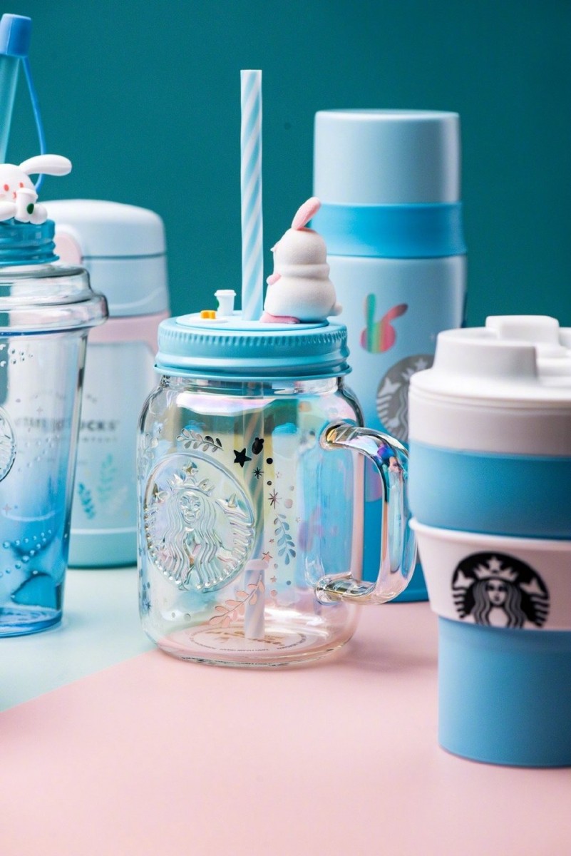 宝宝蓝色系的Maison梅森玻璃杯、透明瓶身吸管杯，杯盖上都有在「享受下午茶」的超萌立体兔兔造型～