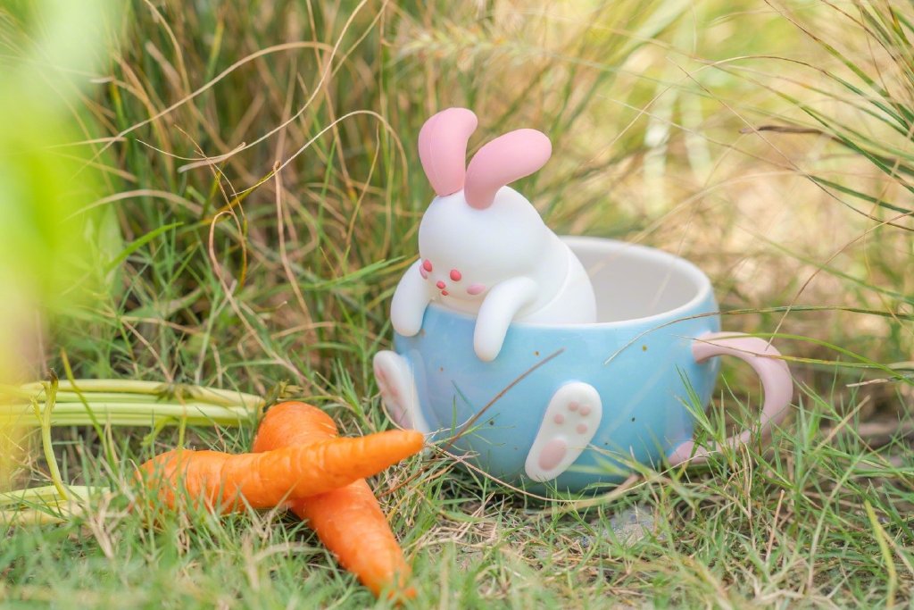 另外还有3D玉兔茶漏攀着杯缘的这款「可爱兔茶漏款浮雕马克杯」，萌度爆表根本会舍不得用吖！