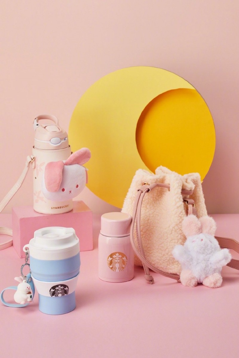 除了蓝色系列，中国星巴克这次还推出了粉色系列中秋限定周边；柔嫩粉色系配上萌图款卡通，绝对爆击少女心！