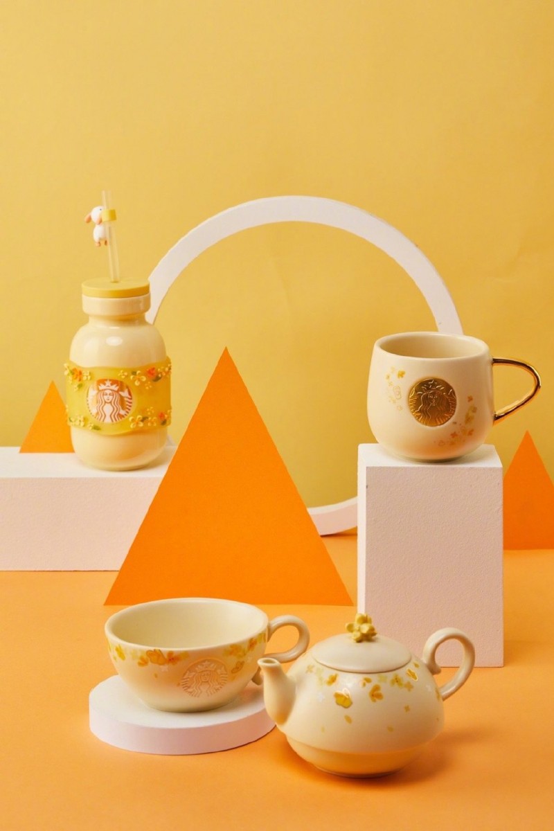 另外还有一系列「兔兔金桂」系列，包含了2款设计的吸管杯、茶杯以及茶壶；尤其圆润润奶瓶形状的桂花飘落设计陶瓷随身吸管杯，完全颜值炸裂～