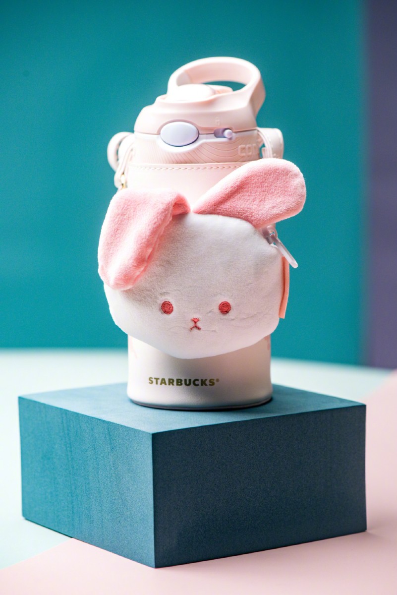 各种兔兔杯的毛茸茸护套和小玩偶也好好看呀～你是不是也和小编一样，被这些完美呼应中秋主题的中国Starbucks限定周边萌翻了呢（笑）