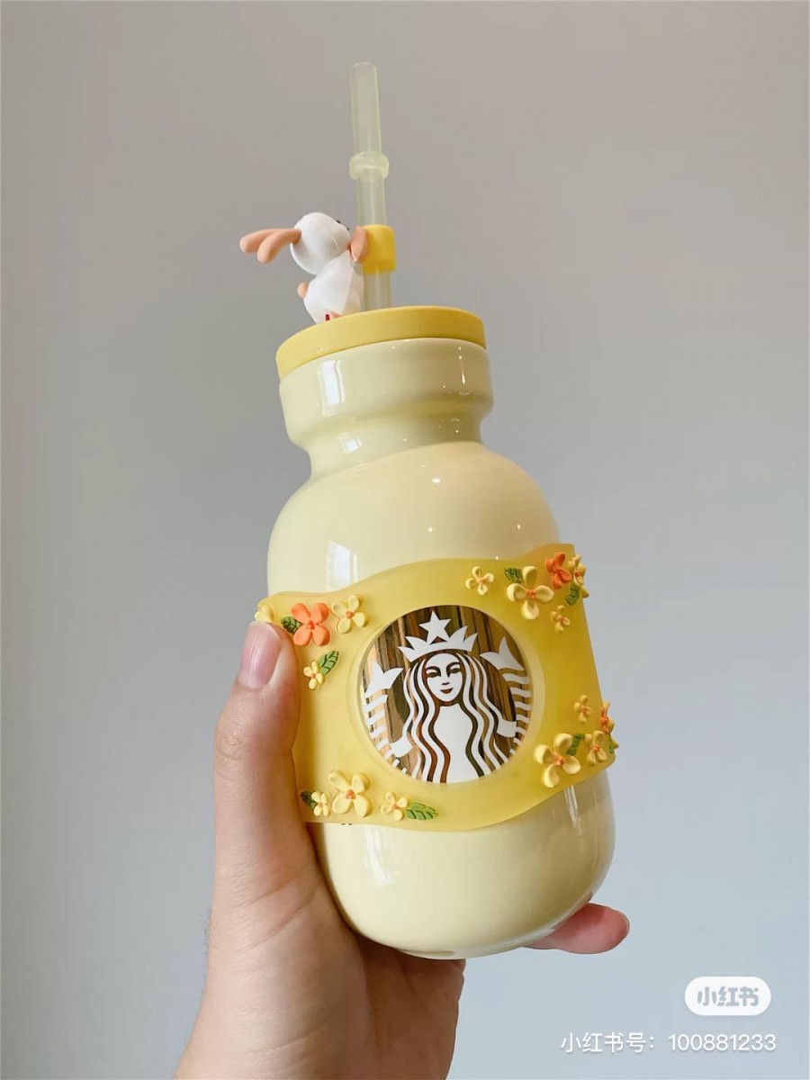 另外还有一系列「兔兔金桂」系列，包含了2款设计的吸管杯、茶杯以及茶壶；尤其圆润润奶瓶形状的桂花飘落设计陶瓷随身吸管杯，完全颜值炸裂～