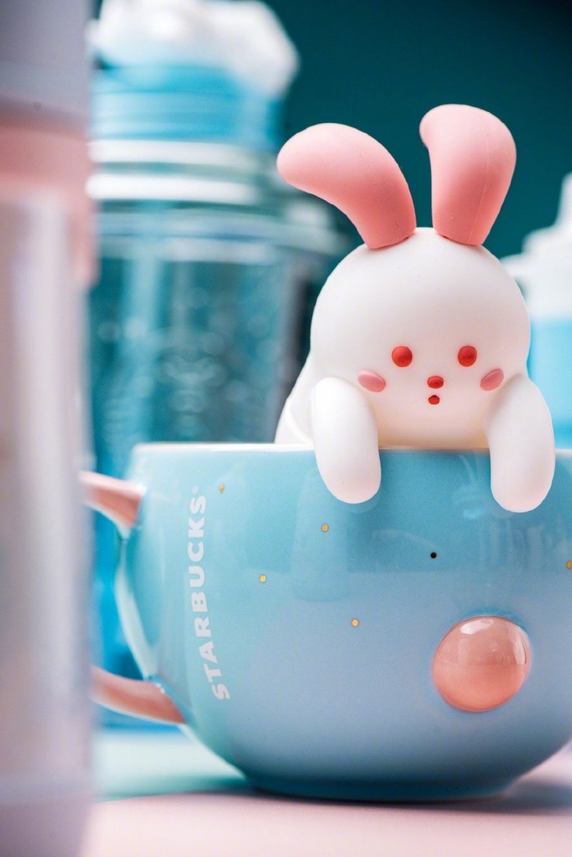 另外还有3D玉兔茶漏攀着杯缘的这款「可爱兔茶漏款浮雕马克杯」，萌度爆表根本会舍不得用吖！