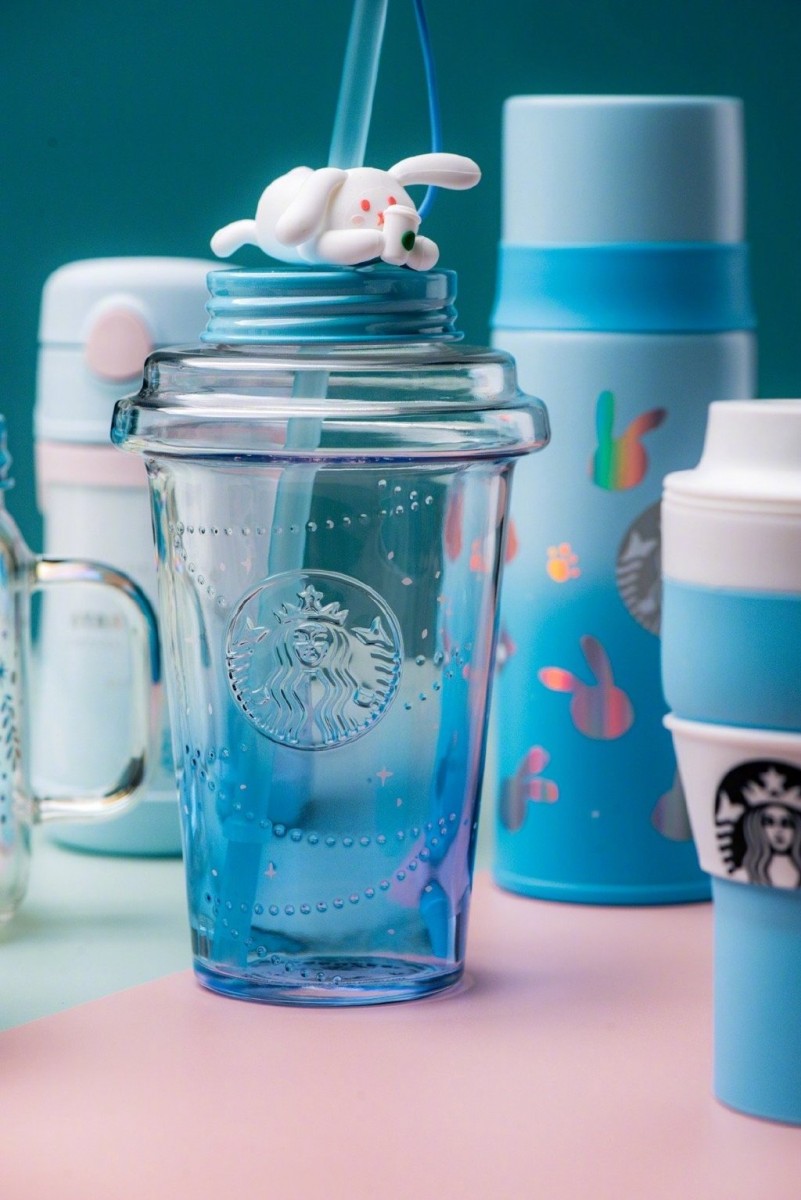 宝宝蓝色系的Maison梅森玻璃杯、透明瓶身吸管杯，杯盖上都有在「享受下午茶」的超萌立体兔兔造型～