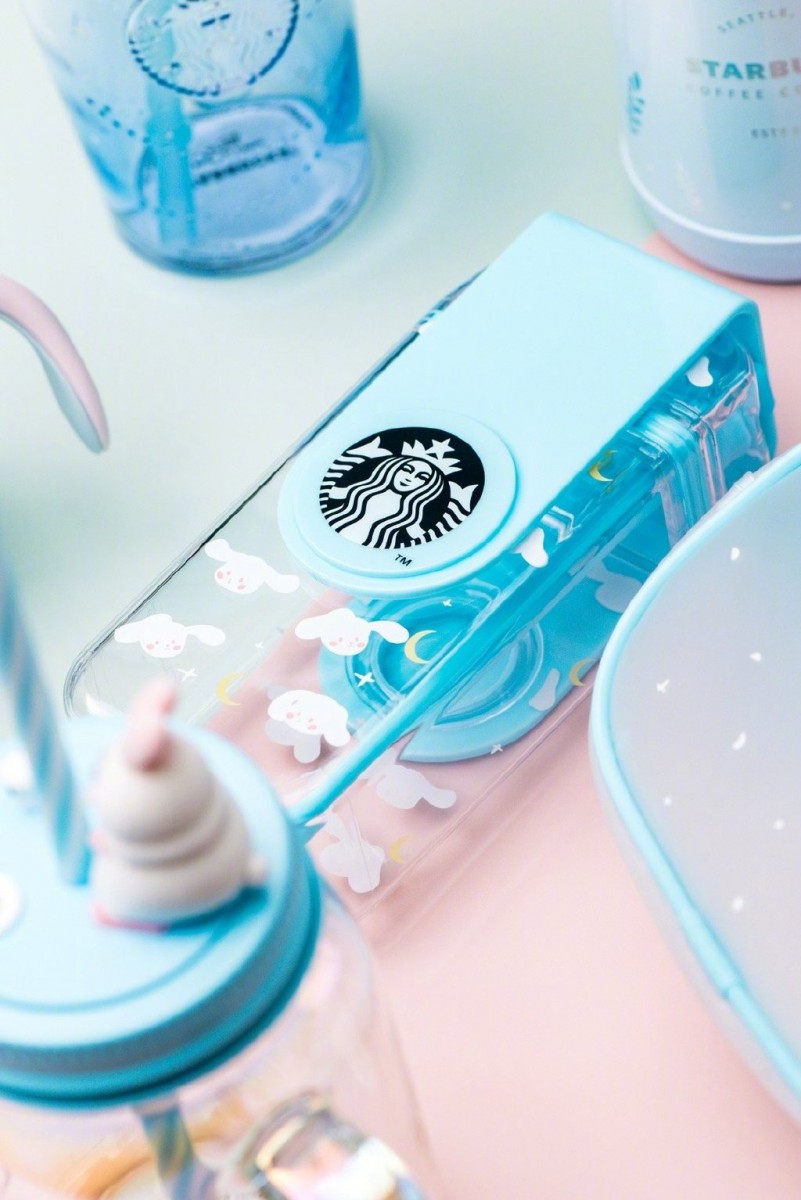 首先是这款在小红书上讨论度爆表的「旋转杯」，软萌萌的白兔图案配上透明杯身、可旋转的保护带，宝宝蓝色太抓眼球啦！