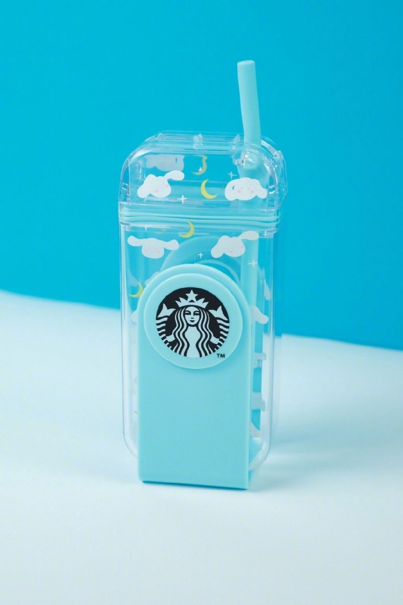 首先是这款在小红书上讨论度爆表的「旋转杯」，软萌萌的白兔图案配上透明杯身、可旋转的保护带，宝宝蓝色太抓眼球啦！