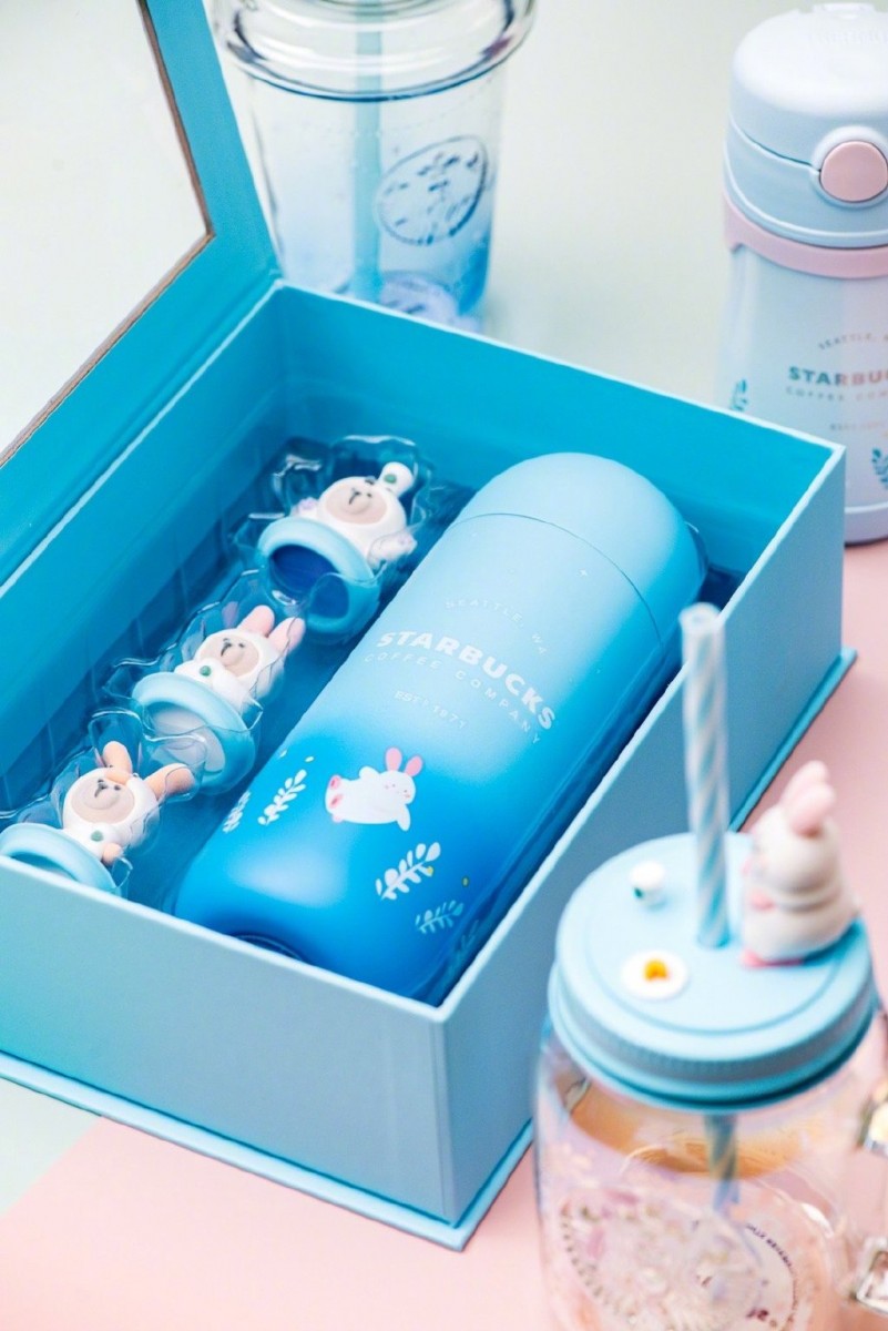 保温杯礼盒顶部还可以放穿上不同造型月兔服装的小熊唷！一整组看着就视觉疗愈的说～