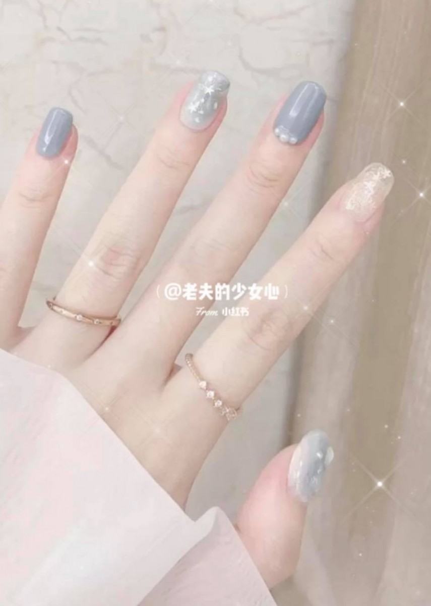 饱和度稍低的宝宝蓝色系美甲,搭配珍珠小钻饰瞬间从可爱调调秒变高级女神感~