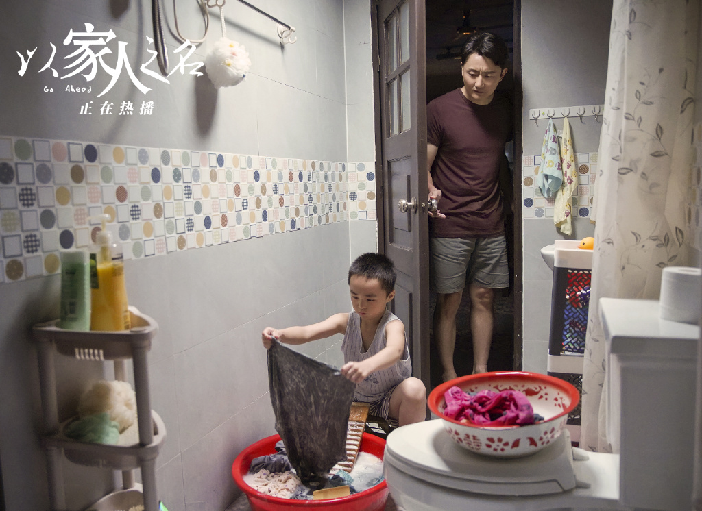 除了上述这段扎心场景，《以家人之名》中还有不少贺子秋让人心疼泪崩的瞬间～下面马上来给大家细数其他6段「小哥牌催泪弹」名场面： ✨童年子秋比谁都害怕被抛弃，所以从小活得小心翼翼；