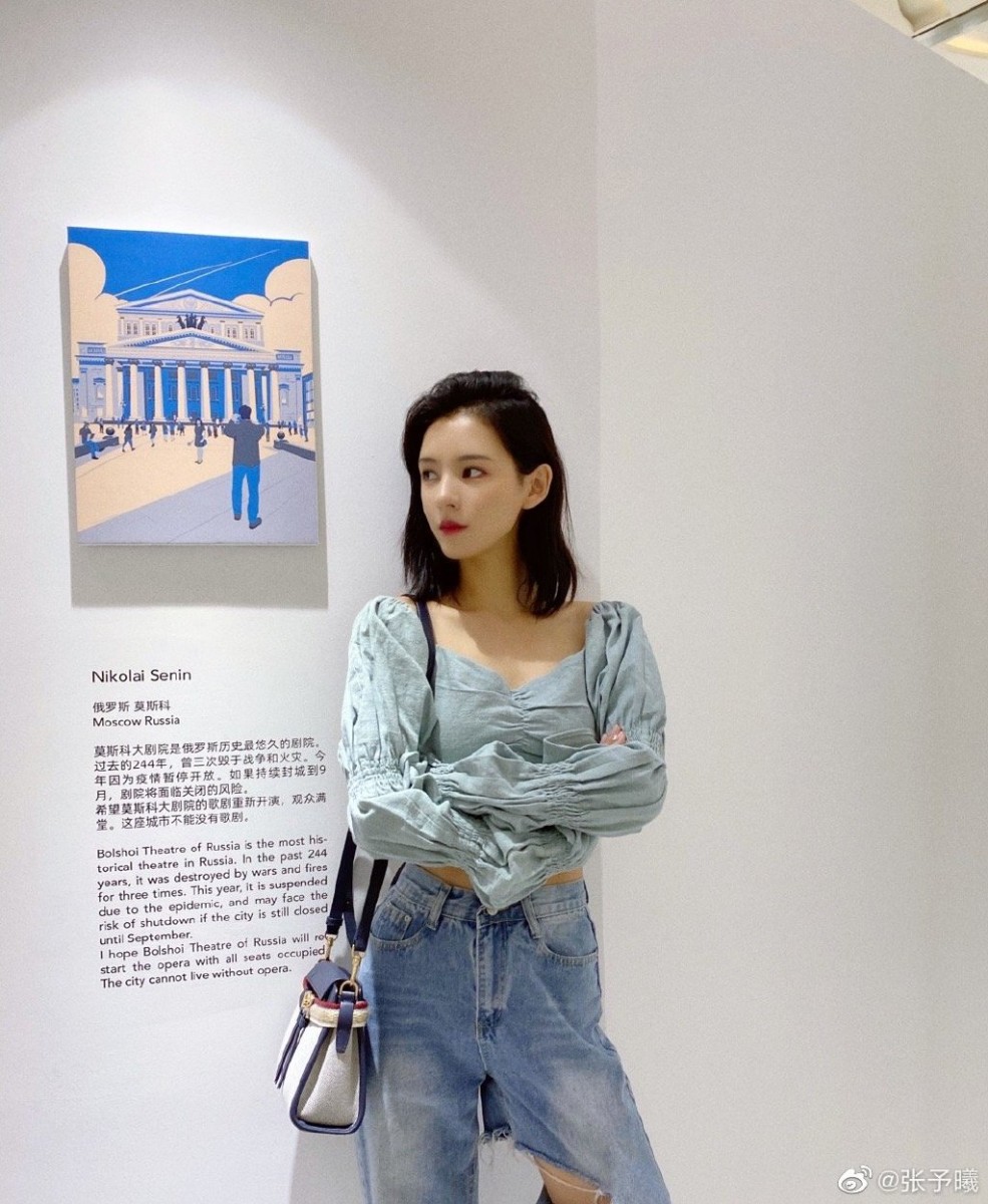 做完以上三组动作会觉得肩颈特别放松、有了很「开阔」的感觉~尤其适合长时间坐在电脑屏幕前的上班族和学生党!张予曦也叮嘱大家时间低头画手机会导致双下巴和驼背圆肩问题越来越明显,所以除了练习以上动作,也一定要记得日常站姿和坐姿要调整好哟!
