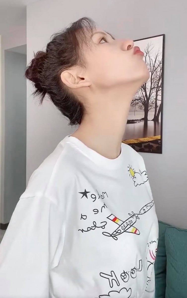 动作(一):告别双下巴 头往后仰、下巴往上抬并作嘟嘟撅嘴动作;同时你会明显感受到下巴至颈部、以及后脖颈都有明显拉伸感~每天坚持做3组,1组维持10秒钟即可。坚持一小段时间,便会明显感觉到下颚线和下巴越来越好看!