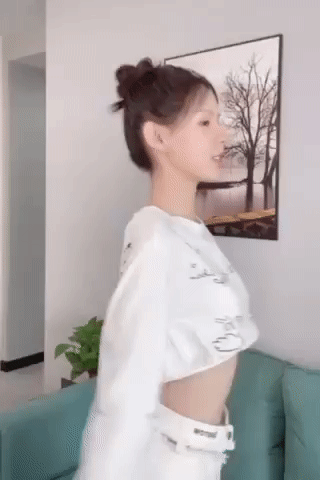 动作(三):和虎背熊腰说BYE 准备一条毛巾,捏紧毛巾两端(双手距离可依据个人软硬程度调整);腹部维持收紧,双手握住毛巾举起越过头顶向后,然后再向前~每天2组,每组重复20次;可以很好帮助后背及肩膀进行拉伸,告别虎背熊腰、厚圆肩~
