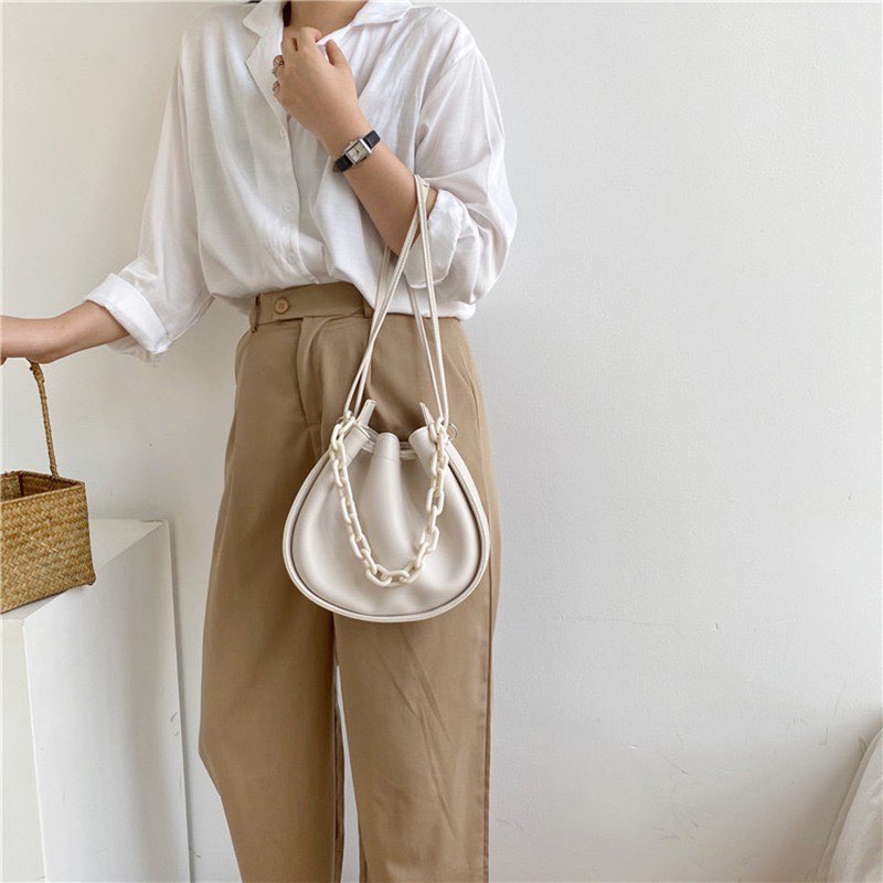 圆润廓形配上糖果色设计,简单好搭之余还不容易和人撞款哟!RM41.04 >> 链接