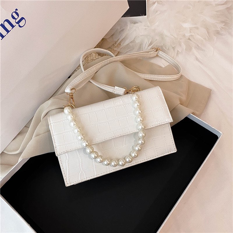 手提的位置采以珍珠链条设计,随便背都绝美感MAX!RM19.75 >> 链接