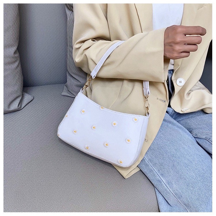 本季大火小雏菊元素攀上最流行的腋下包,绝对是凹造型必备「利器」啊集美们(笑)RM17.92 >> 链接