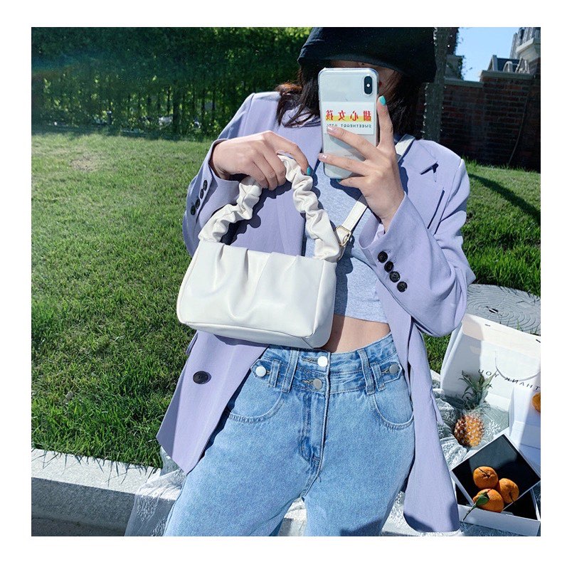 这款斜背手拿两用的云朵包是不是很有设计感呢 ? RM33.77 >> 链接