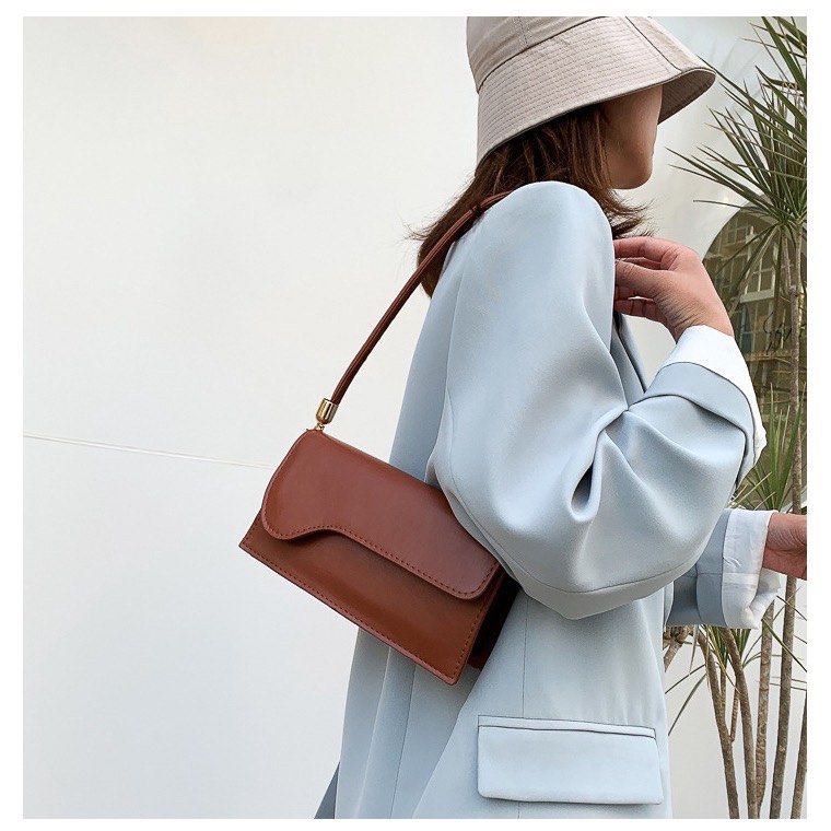 如果你和小编一样偏好硬挺廓形的包包,相信这款小方包会很适合你!翻盖位置的不规则形状,设计颇有巧思!RM24.26 >> 链接