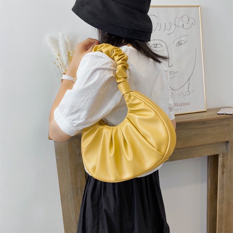 云朵褶皱设计配上圆润润的包型和粉嫩配色,莫名很有软萌萌的feel!RM18.12 >> 链接