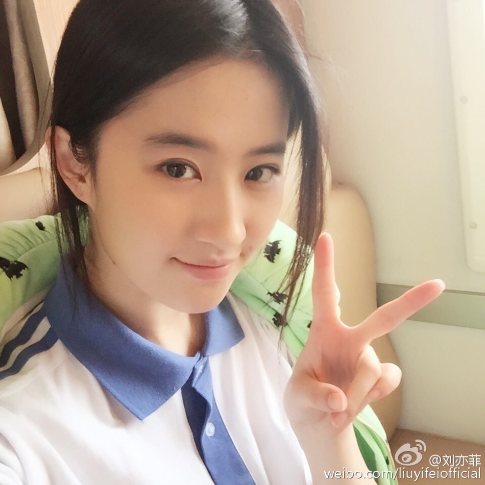 #刘亦菲护肤保养秘诀 卸妆同样是刘亦菲养肤日常中不可或缺的一环~选择一款卸妆力强但同时具备养肤效果的卸妆产品尤其重要,不必过度按摩拉扯肌肤,也能轻松把厚厚的妆容卸干净。