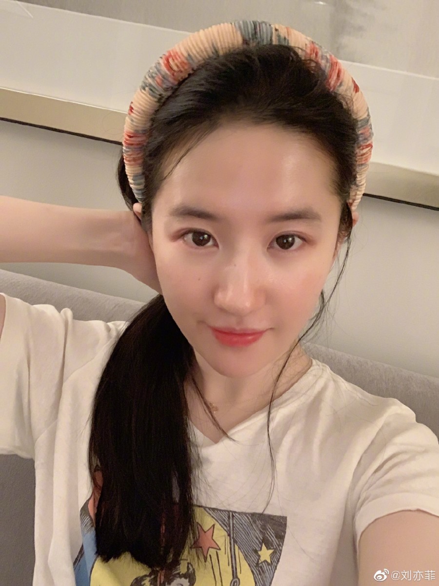 #刘亦菲护肤保养秘诀 保湿补水型的面霜是日常必备!尤其身为女演员经常一进组拍戏就没日没夜,很容易疏于保养导致肌肤缺水干渴,进而延伸出各种恼人肌肤状况。所以刘亦菲平日里一定会选用具备保湿补水和锁水、适合自己肤质的面霜,轻松让肌肤水润透亮。