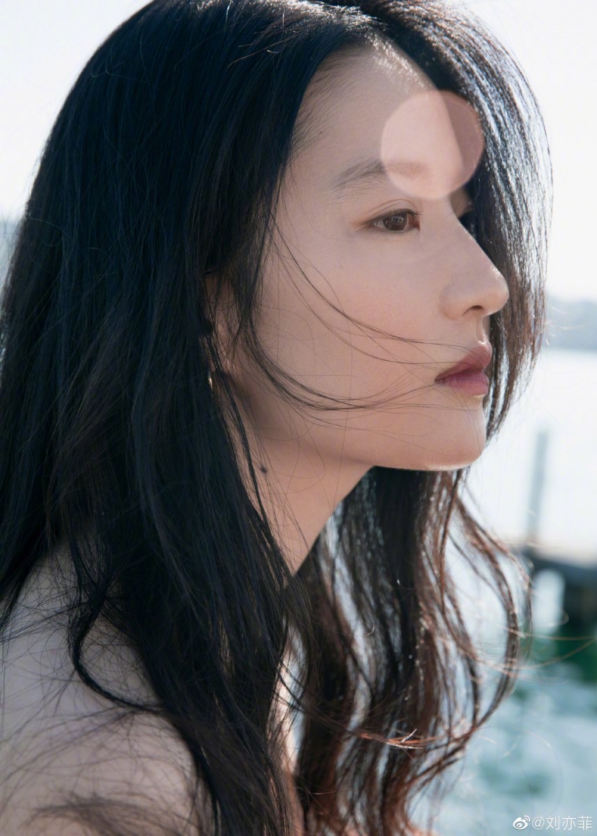 #刘亦菲护肤保养秘诀 除了面霜和防晒产品,刘亦菲也曾分享自己特别注重眼霜的使用:「什么时候开始用眼霜,你的眼周肌肤状态就会停在那时候,所以涂眼霜非常重要~」
