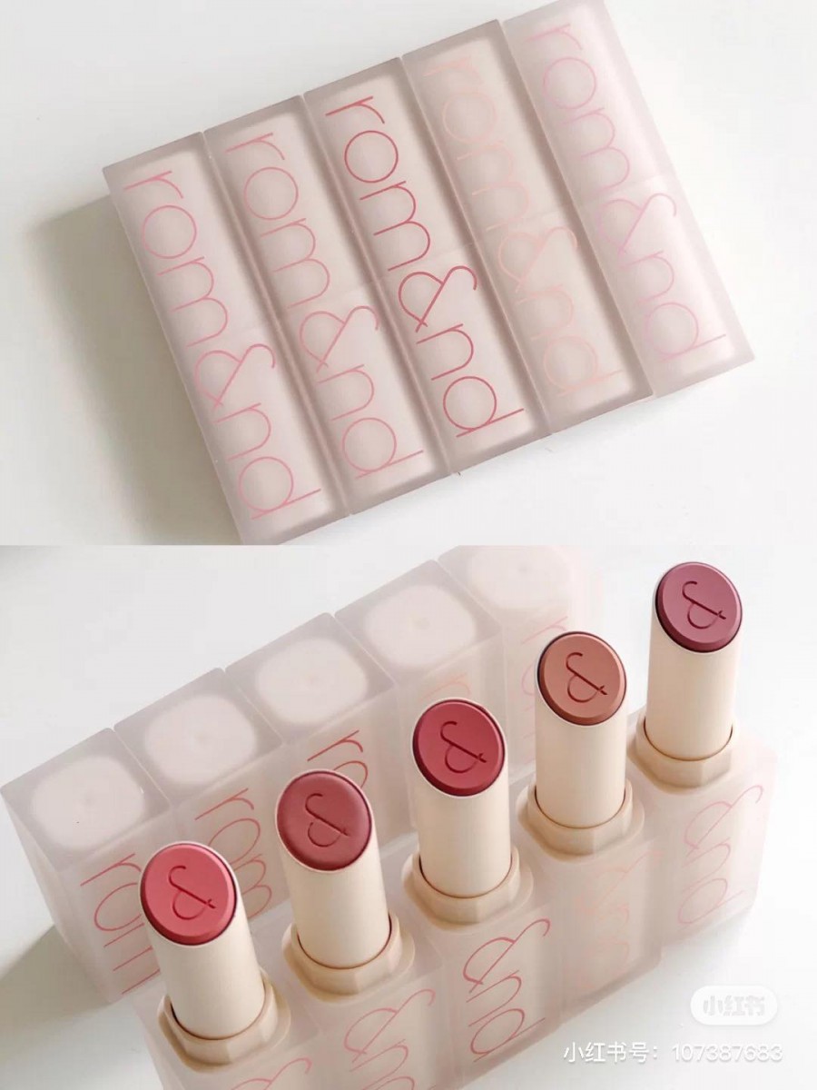 该系列Zero Matte口红一共分成四大类色系,分别有MOOD、NUDE、LIVE、RED;#1至#10色号的质地为哑光雾面款,#11至#20则是偏滋润型的轻柔雾面质感。