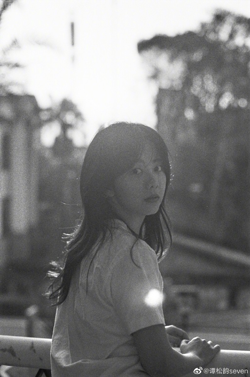 谭松韵拍照技巧(四):美照必备「复古风Filter」 相信有在Follow谭松韵微博的女生都会留意到她大部分照片都爱套用复古风滤镜,有点像菲林相机拍摄效果的「成品照」,无论是街拍、抓拍都能展现高级感!