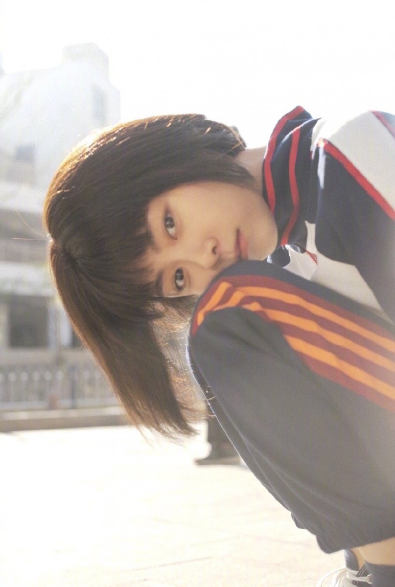 谭松韵拍照技巧(四):美照必备「复古风Filter」 相信有在Follow谭松韵微博的女生都会留意到她大部分照片都爱套用复古风滤镜,有点像菲林相机拍摄效果的「成品照」,无论是街拍、抓拍都能展现高级感!