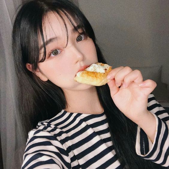CHEESE控看过来!今天小编给大家整理了2款超简单「爆浆芝士」甜点教程,而且无需使用烤箱,相信零厨艺的Girls也能零失败轻松完成哟~马上笔记起来,这周末将家里化作Home Cafe享受宅家乐趣,试做给闺蜜、男友或家人分享吧❤️