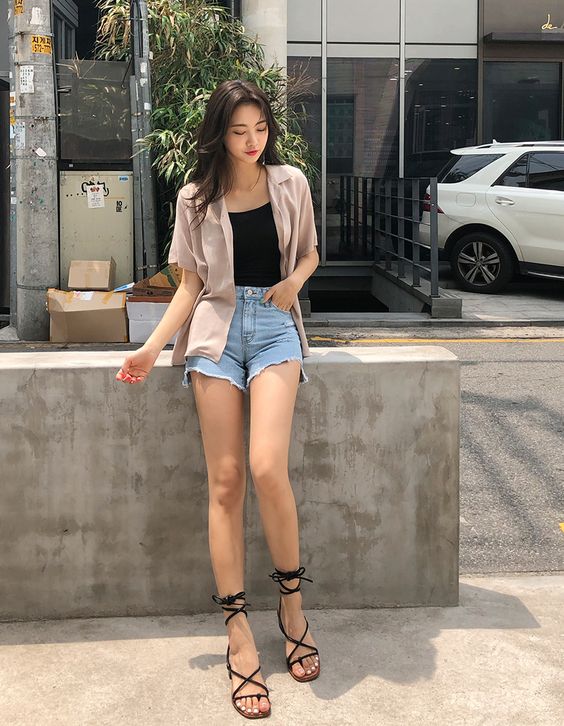 瘦腿操不一定要练到全身暴汗气喘吁吁,与其一开始就被难度超高的动作劝退,不如用累计小目标的方式坚持每天打卡完成一小组「懒人运动」,朝「瘦出小细腿」大目标迈进!今天就来给大家分享一组极速瘦腿操,透过5个边滑手机也能边躺着做的简单运动,K.O难瘦大腿肉肉: