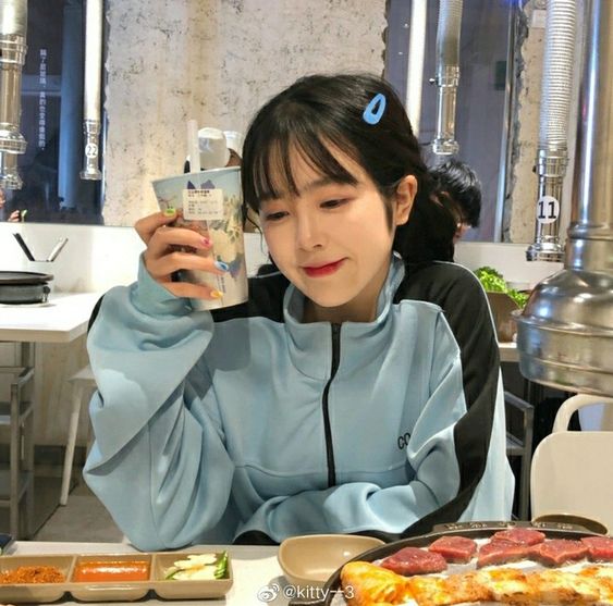 5、戒糖、少吃零食和加工食品  甜食、饮料是导致女生们不知不觉增胖的「元凶」!把饭后甜点、小零食、手摇饮料统统戒掉吧~改用健康坚果、糖分不要过高的水果替代。此外平日里也尽量少吃加工食品,多摄取原型食物~