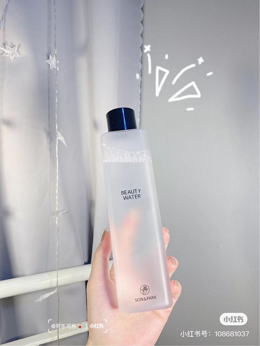 Son & Park Beauty Water 多功能美肌保湿化妆水（340ml）RM65.90 >> 链接 为了让妆面更服帖持久专门设计的一款明星爱用化妆水；上妆前先湿敷，可以迅速软化角质让后续上妆更轻松服帖～此外内含番木瓜果水还能在协助那个洁面后达到二次清洁效用，温和改善肌肤问题！几乎所有肤质都适用～