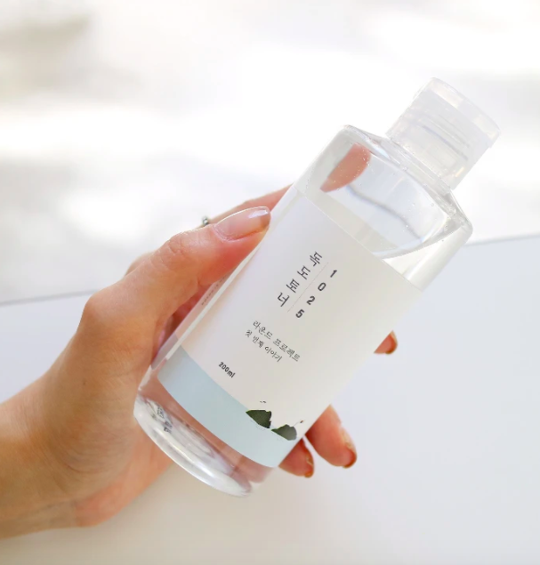 ROUND LAB Dokdo Toner 独岛化妆水（200ml）RM63 >> 链接 在化解APP上连续两年评价No.1的Round Lab独岛化妆水，其质地是清透水状，温和好吸收且适合所有肤质～成分温和的它可以调节肌肤油水平衡，并且有效补水保湿、舒缓镇静肌肤和去角质，最重要的是价格超亲民常用来湿敷都不心疼～CP值超级高！