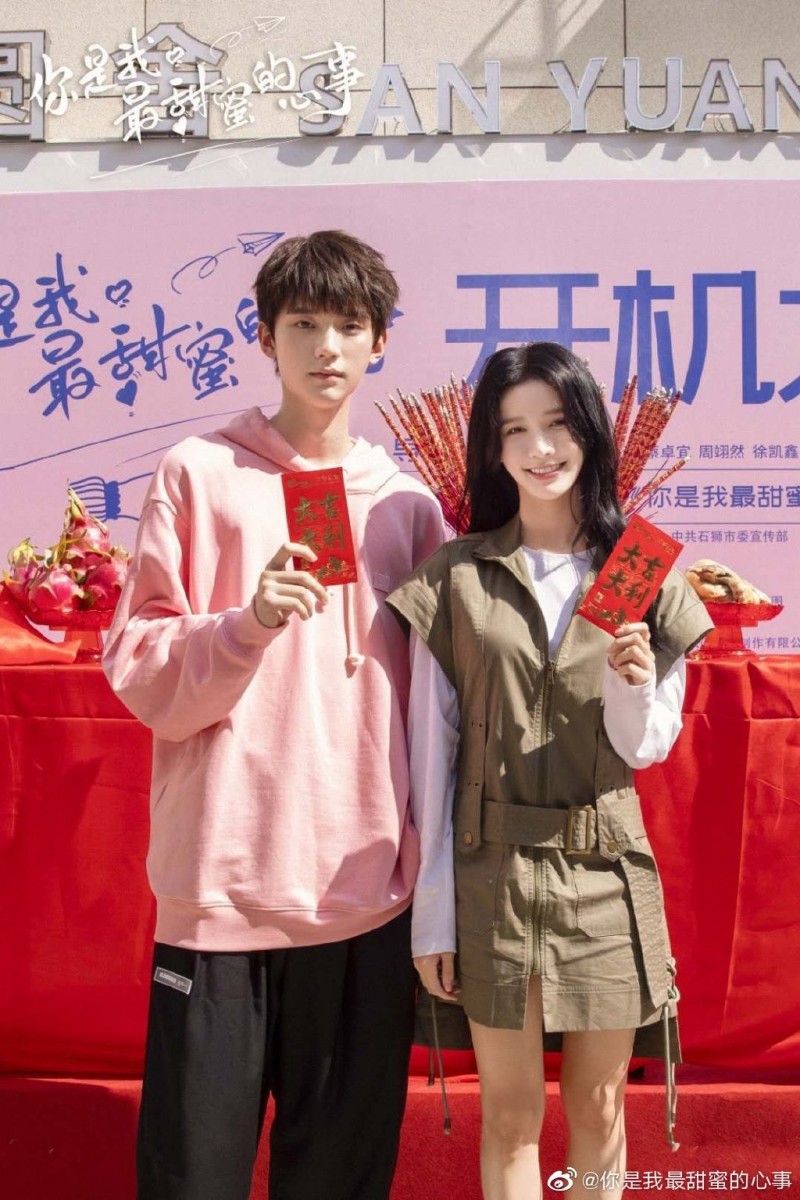 蔡卓宜、周翊然《你是我最甜蜜的心事》    由大马女神Joey蔡卓宜搭档校草男神周翊然领衔主演的甜宠剧《你是我最甜蜜的心事》,本月初已正式开机拍摄~故事讲述御姐硕士生棠微微因年纪反复被家里催婚,最终被迫放弃学术投入社会、开始创业。棠微微事业上遭遇一波三折的期间,青梅竹马林燃走入了她的生活;俩人跨越年龄差距和社会压力展开「竹马年下姐弟恋」,携手并进奔向梦想之余也收获甜蜜幸福~