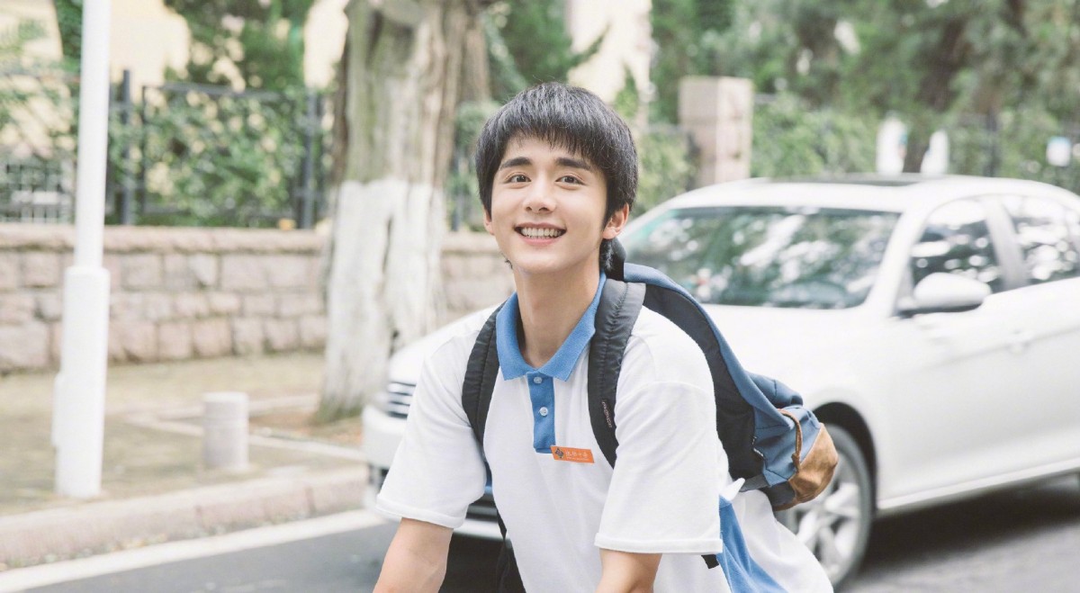 值得一提的是,张新成和宋威龙此前分别在各自的作品《你好旧时光》和《彼岸花》中有过校服造型;自当时起至今,他们俩几乎都霸榜了各大「爱豆校服造型」排行榜~