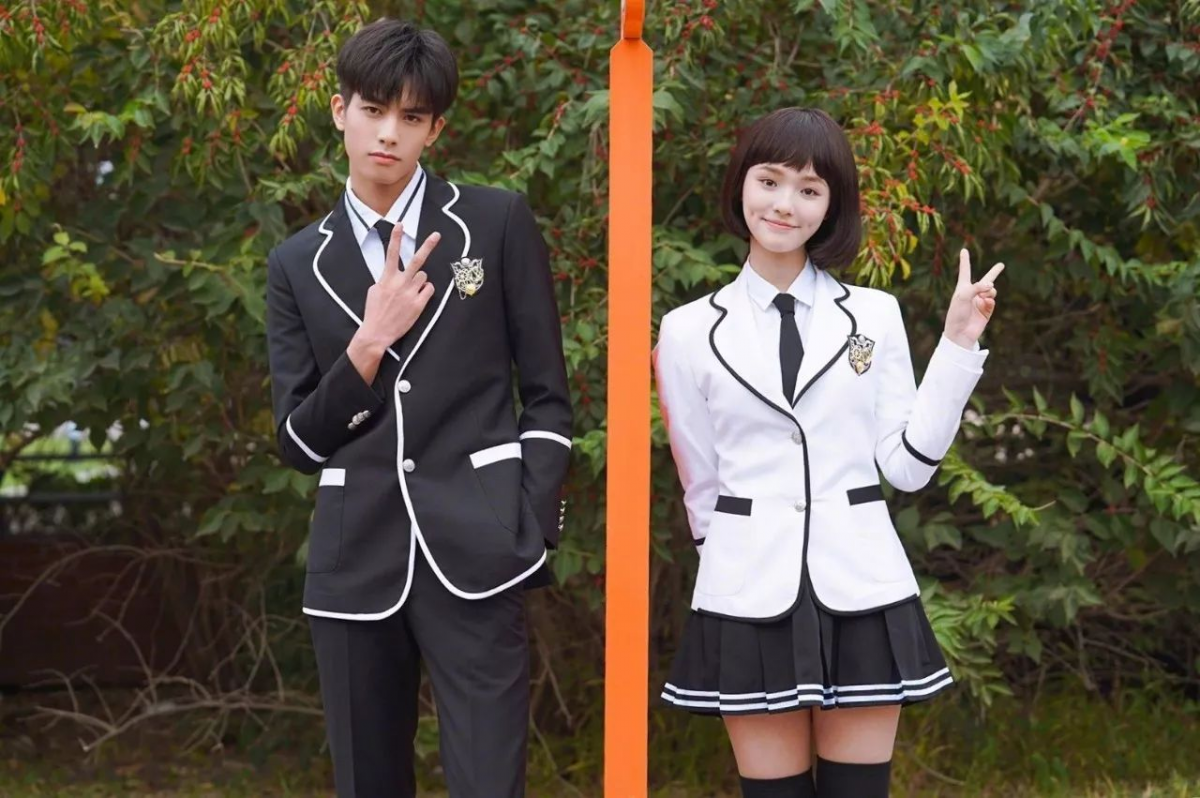 值得一提的是,张新成和宋威龙此前分别在各自的作品《你好旧时光》和《彼岸花》中有过校服造型;自当时起至今,他们俩几乎都霸榜了各大「爱豆校服造型」排行榜~