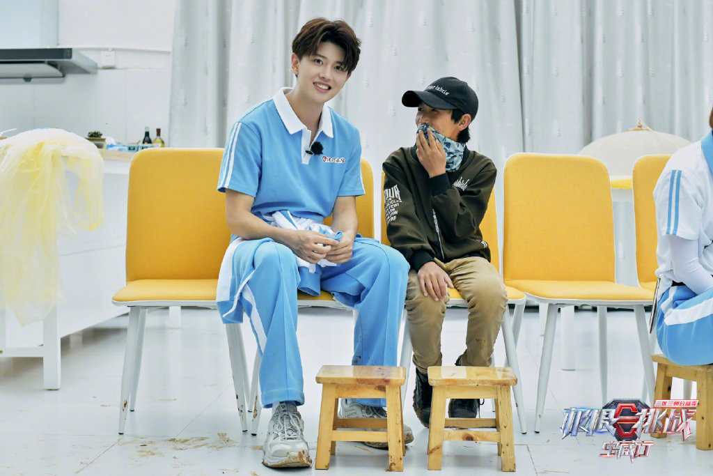 2020霸屏男神任嘉伦日前在登上综艺节目《极限挑战》中换上校服LOOK,不仅颜值高还超级减龄!被粉丝大赞:「校服伦少年感太强啦~」