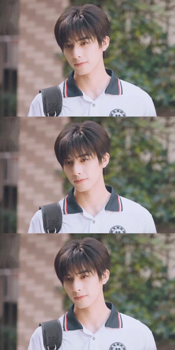 不久前播毕的《以家人之名》大家都追完了吗?是不是都和小编一样被剧中两位男主角宋威龙和张新成狂圈粉了呢~剧中这两位90后新晋影视男神前期穿上高中校服颜值炸裂,让迷妹们纷纷高呼:明明很普通一件POLO T配运动裤,被他们一穿直接怦然心动是怎样?!(笑)