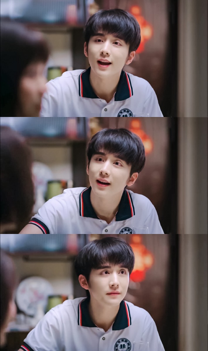 不久前播毕的《以家人之名》大家都追完了吗?是不是都和小编一样被剧中两位男主角宋威龙和张新成狂圈粉了呢~剧中这两位90后新晋影视男神前期穿上高中校服颜值炸裂,让迷妹们纷纷高呼:明明很普通一件POLO T配运动裤,被他们一穿直接怦然心动是怎样?!(笑)