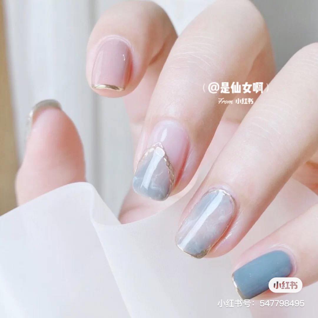 ▲ 低饱和度的宝宝蓝色与奶白色作石纹云雾晕染设计,再配以金属色元素作边框点缀,这款真的太温油啦~