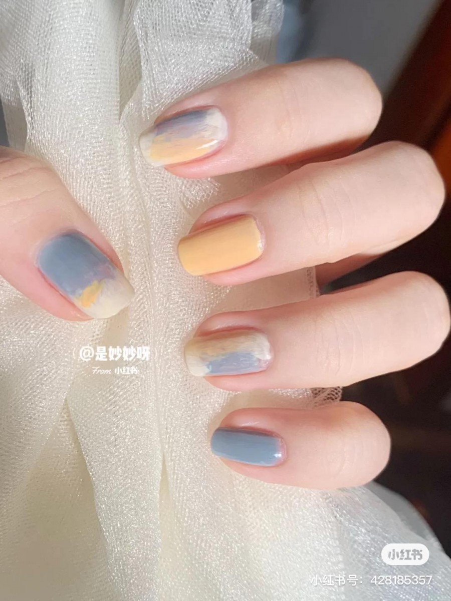 ▲ 鹅黄色x天空蓝晕染搭配出「阳光明媚晴朗天空中飘着白云」的fu~