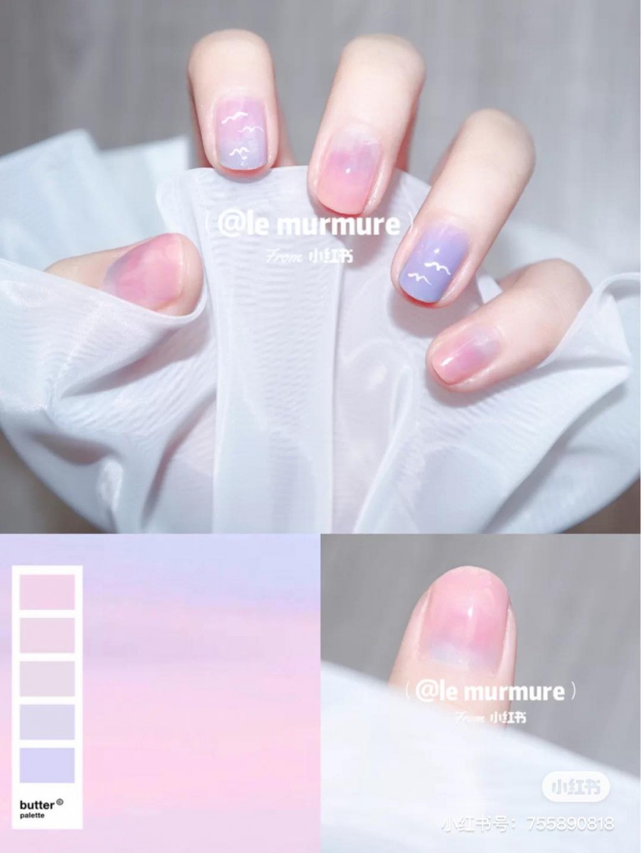 ▲ 和刚刚相同的粉色晕染系美甲,配上一抹蓝紫色搭配也同样唯美!博主描绘的「海鸥也留恋这样的天空」,真的形容的太贴切啦 ❤️