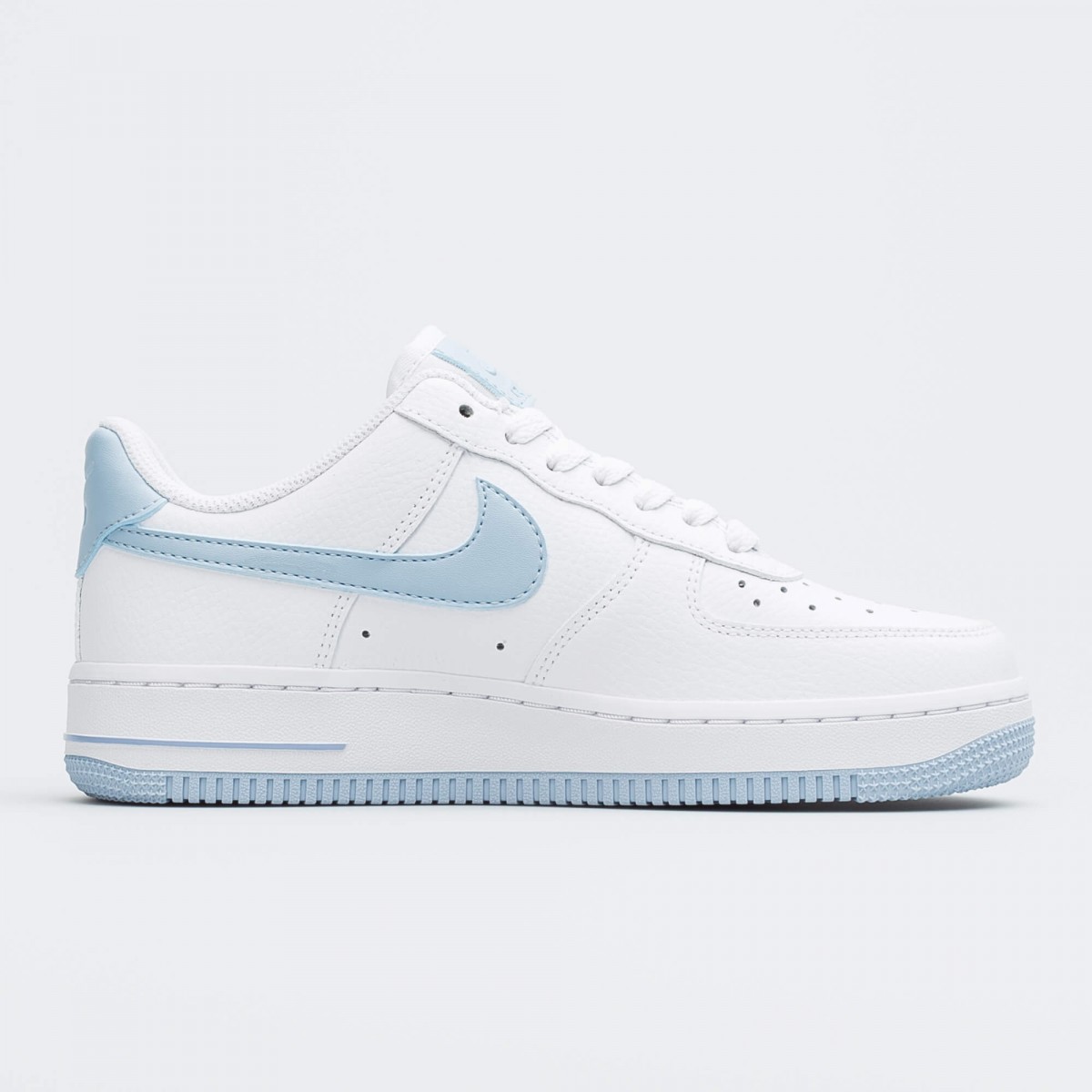 NIKE Air Force 1 ’07 White & Light Armour Blue    一推出即掀起热议的这款雪白色x天空蓝色系球鞋,超疗愈+和谐色彩搭配像极了天空和云朵~炎夏穿上脚一秒营造消暑清澈即视感,怎么搭怎么好看~