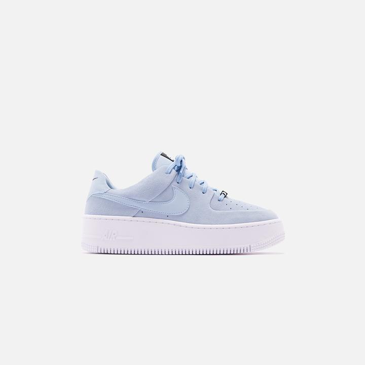 NIKE Air Force 1 Sage Low- LightArmory Blue / White    以麂皮材质制成的这双宝宝蓝色系球鞋,配上白色厚底设计是不是很有夏季天空的fu呢?☁️ 而且厚底鞋根本小只女孩超友好款,穿上秒增高拉长身材比例!
