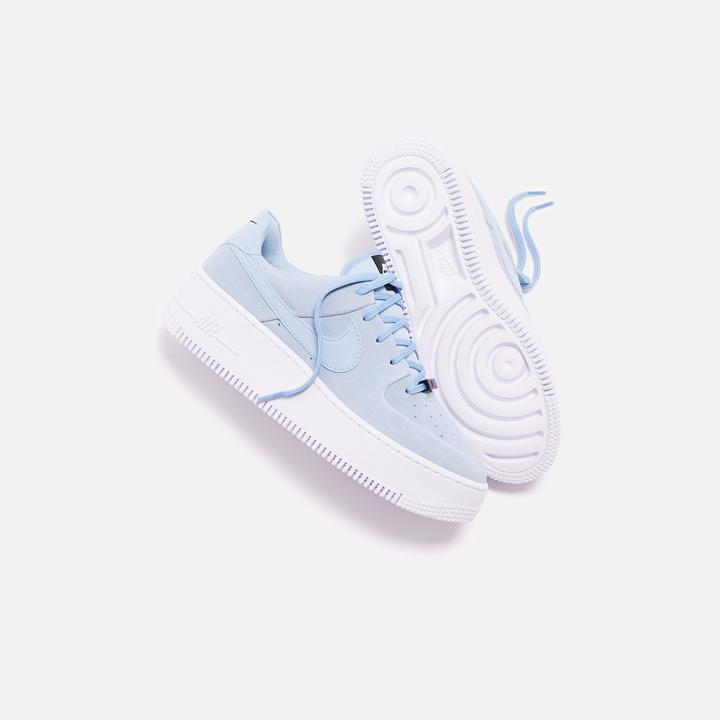 NIKE Air Force 1 Sage Low- LightArmory Blue / White    以麂皮材质制成的这双宝宝蓝色系球鞋,配上白色厚底设计是不是很有夏季天空的fu呢?☁️ 而且厚底鞋根本小只女孩超友好款,穿上秒增高拉长身材比例!