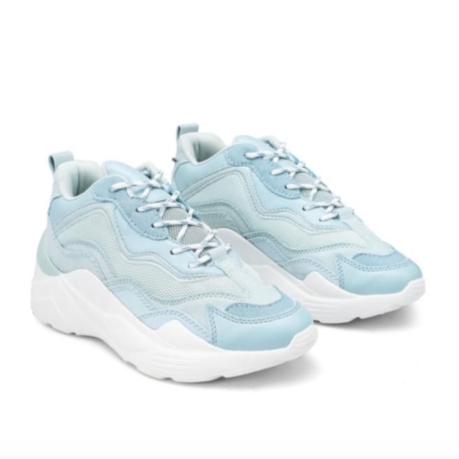 TOPSHOP Cancun Blue Chunky Trainers RM249 >> 链接    厚底鞋时尚持续不退烧!这款酷美feel冰蓝色系厚底鞋设计采用了深浅不一的几种材质拼接,整体Bulky廓形尽显率性减龄感。