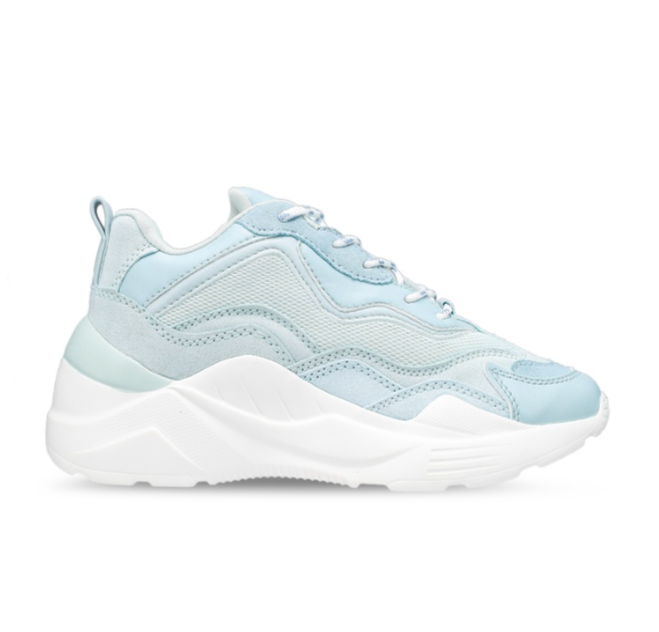 TOPSHOP Cancun Blue Chunky Trainers RM249 >> 链接    厚底鞋时尚持续不退烧!这款酷美feel冰蓝色系厚底鞋设计采用了深浅不一的几种材质拼接,整体Bulky廓形尽显率性减龄感。