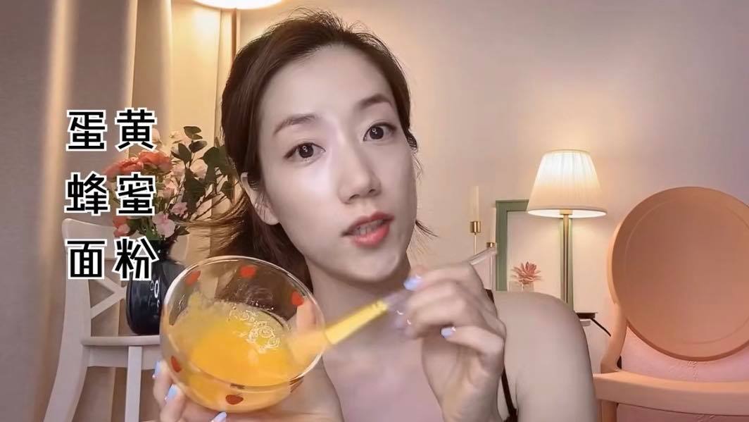 方法(三)DIY颈膜 配合上述改善颈纹拉伸运动,有丽欧尼也推荐了一款DIY天然颈膜;适量面粉加上天然蜂蜜和蛋黄,搅拌均匀后涂抹到颈部,然后用保鲜膜包裹着10-15分钟后清洗干净;最后是用高保湿的面霜或眼霜涂抹在颈部即可~